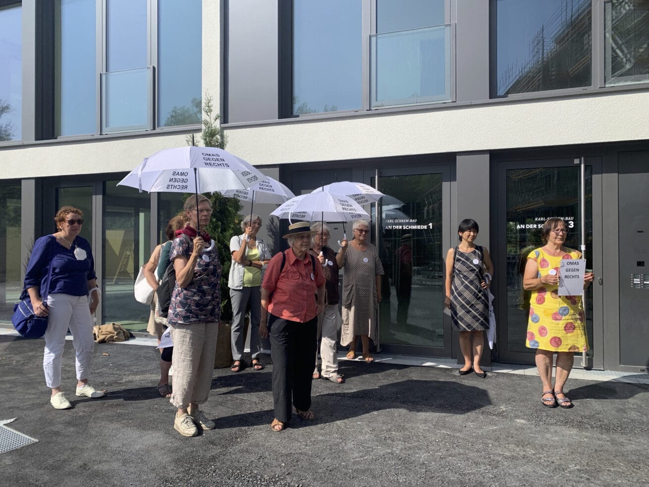 Omas gegen rechts Protest gegen Karl Schrem Bau Landsberg am Lech